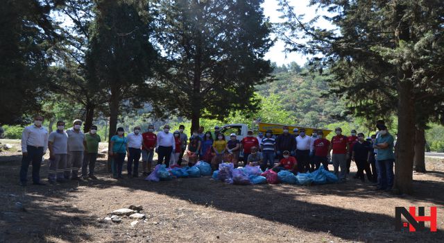 Gönüllü çevreciler Yanık Ülke’nin çöplerini topladı