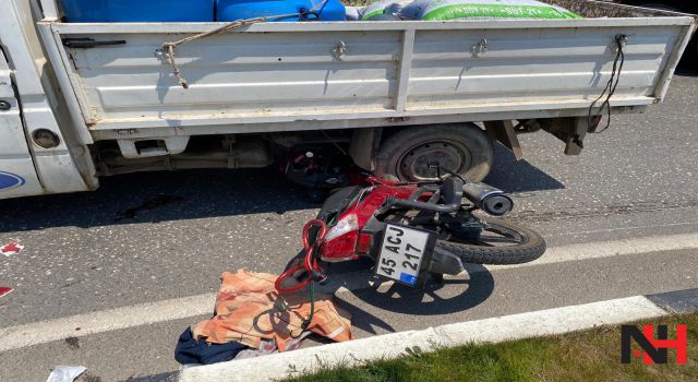 Motosiklet kamyonetin altına girdi: 2 yaralı