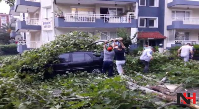 Şiddetli fırtına Alaşehir'de büyük hasara neden oldu