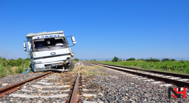 Lastiği patlayan kamyon tren raylarına girdi