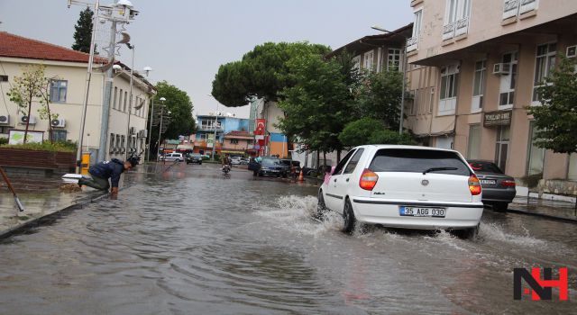 Sağanak yağış ilçe sokaklarını bu hale getirdi