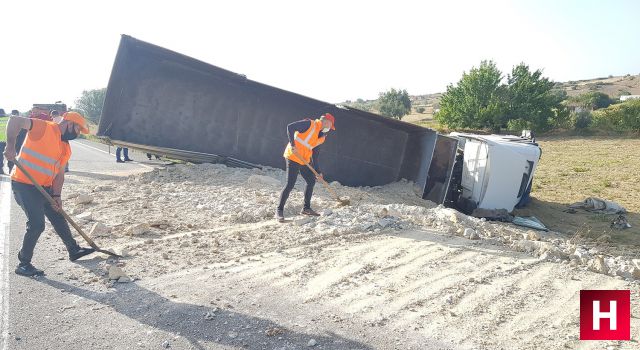 Kaya parçaları yüklü tır yan yattı sürücü yaralı