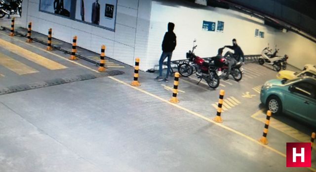 AVM'den motosiklet çalan hırsızlar yakalandı