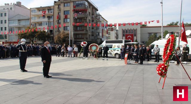 Cumhuriyet Bayramının 97. yıl dönümü kutlamaları çelenk sunma töreniyle başladı