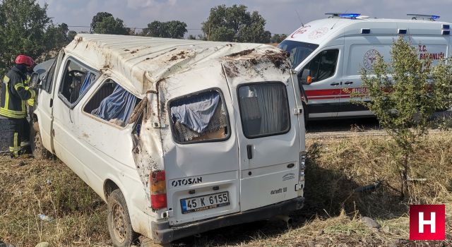 Kontrolden çıkan minibüs taklalar atarak durdu