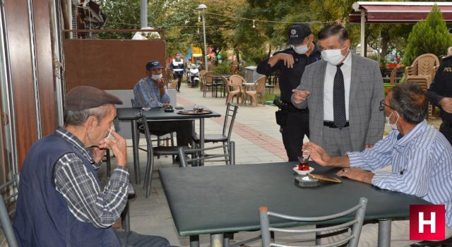 Maskeyi çıkarıp sigara içenleri uyardı, “Ceza kesmekten çekinmeyiz”