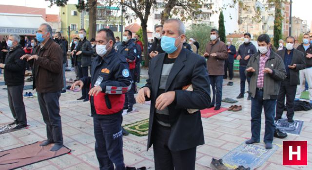 Manisa'da binlerce vatandaş yağmur duasına çıktı