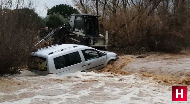 Sel sularına kapılan kamyonette korku dolu anlar