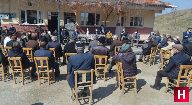 Manisa'da vakaların arttığı ilçede vatandaşları bir araya toplayan kaymakam toplu olarak bir araya gelmeyin çağrısında bulundu