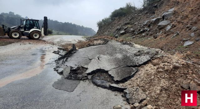 Manisa'da yağışla birlikte yaşanan heyelan yolu kapattı