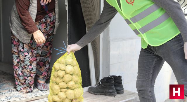 Manisa'da ihtiyaç sahiplerine patates dağıtılıyor