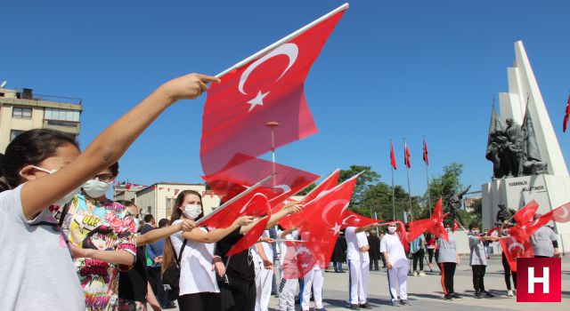 Manisa'da gençler ATA'sını andı