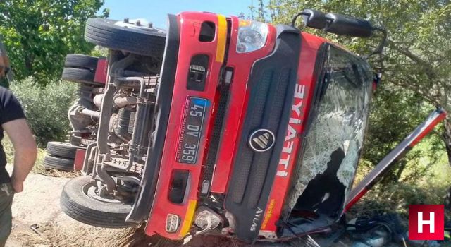 Manisa'da yangına giden itfaiye aracı devrildi