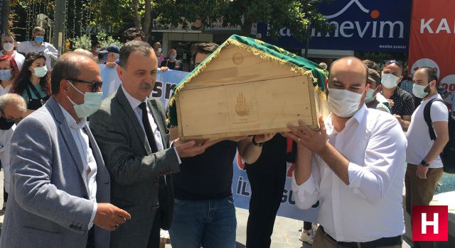 Manisa'nın göbeğinde dikkat çeken eylem omuzlarına aldıkları tabutu böyle taşıdılar