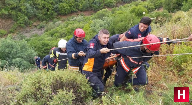 30 metrelik uçurumda yaralıları kurtarmak için seferber oldular