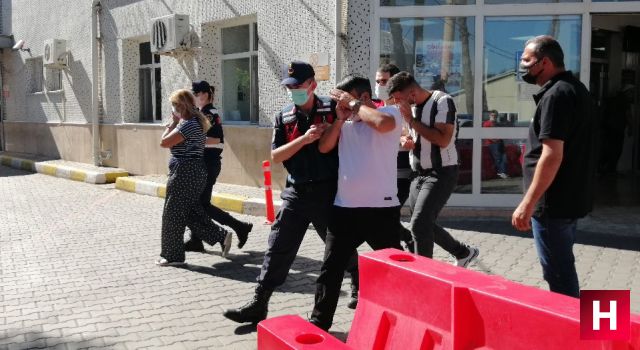 Anne, baba, oğul ve dayıdan oluşan hırsızlık çetesi Manisa'da yakalandı