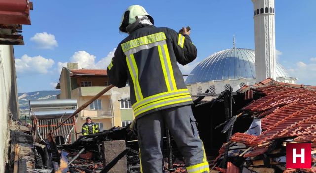 Çatıda mangal keyfi yaparken evi yaktılar