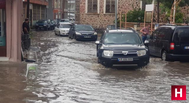 Kula’da 10 dakika süren yağmur yolları göle çevirdi esnaf ve vatandaş isyan etti