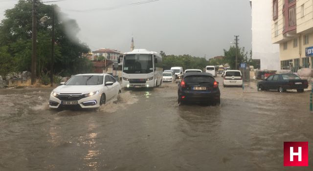 Manisa'da yollar göle döndü araçlar ilerlemekte zorlandı