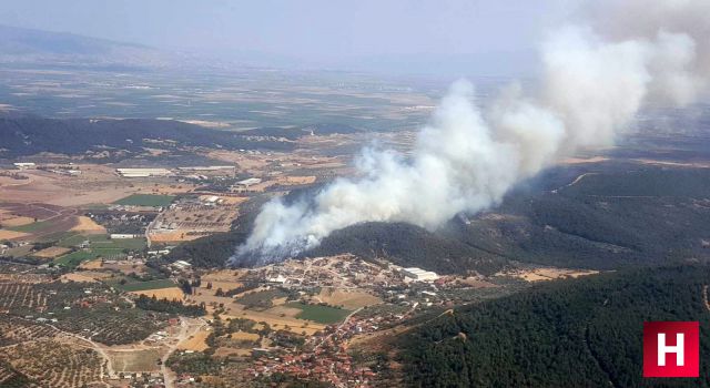 Foça'da rüzgarında etkisiyle büyüyen yangın yerleşim yerlerini tehdit ediyor