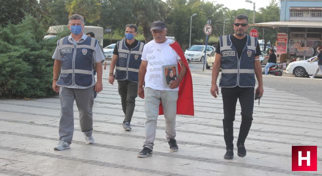 Elinde kızının fotoğrafı, sırtında Türk bayrağı ile Ankara’ya yürüyor