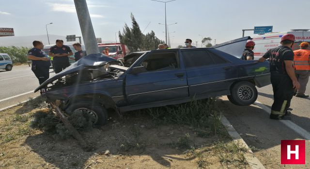 Kontrolden çıkan otomobil direğe çarptı, sürücü ölümden döndü