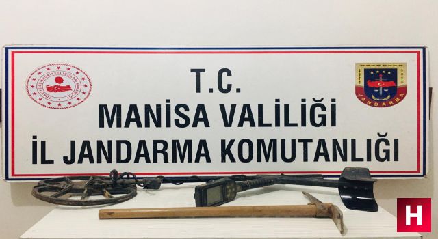 Sit alanında kaçak kazı yaparken jandarmaya yakalandılar