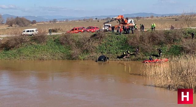 Aracıyla Gediz'e uçan sürücü yüzerek kurtuldu