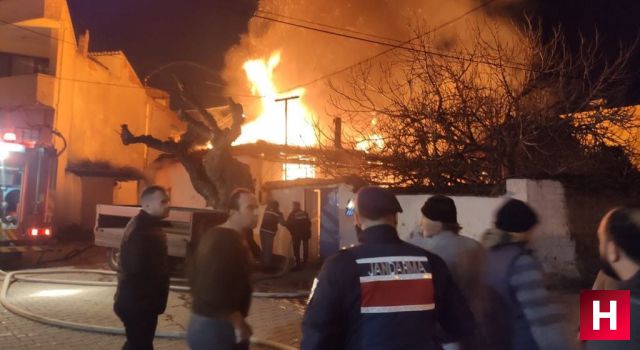 Şehzadeler'de elektrik kontağından çıkan yangın evi küle çevirdi