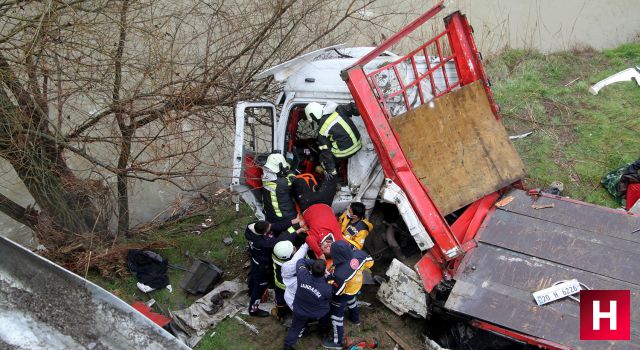 Kontrolden çıkan tır Gediz Nehri'ne uçtu