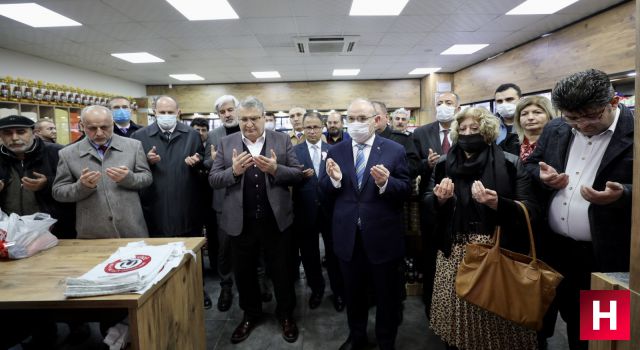 Manisa'da maliyetine satış vaadi sunan işyeri protokol tarafından dualarla açıldı