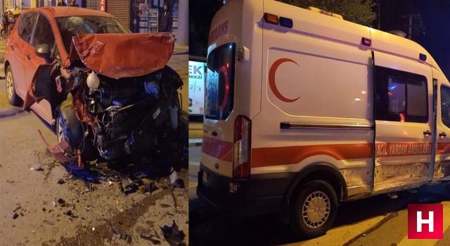 Askeri ambulans otomobille çarpıştı üç yaralı