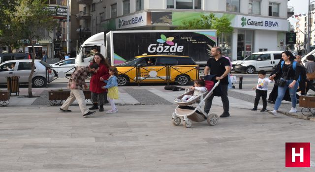 Tiyatrocular gösteriyi gerçek sanan vatandaşların saldırısından son anda kurtuldu