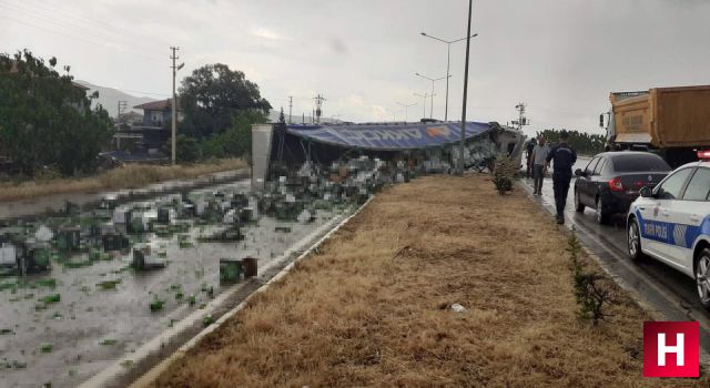 Alkol yüklü tır devrildi binlerce kutu yola saçıldı