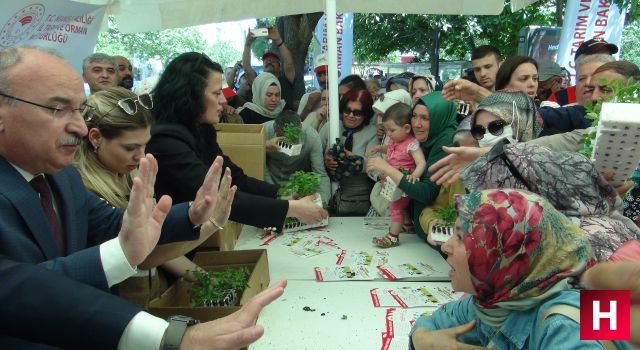 Manisa Valisi'nin zor anları bedava olduğunu görünce birbirlerini ezdiler