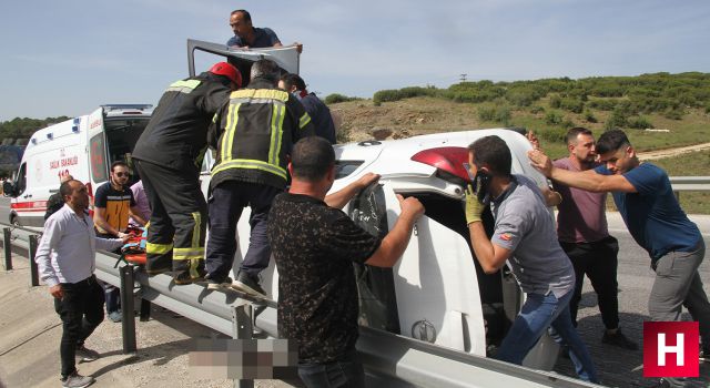 Takla atan araçtan vatandaşların yardımıyla çıktı