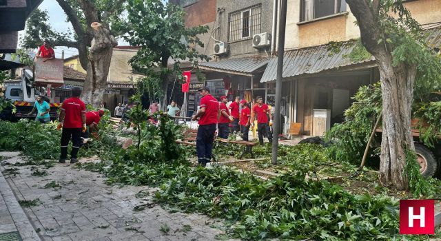 Kısa süreli yağmur ve fırtına Akhisar'ı felç etti