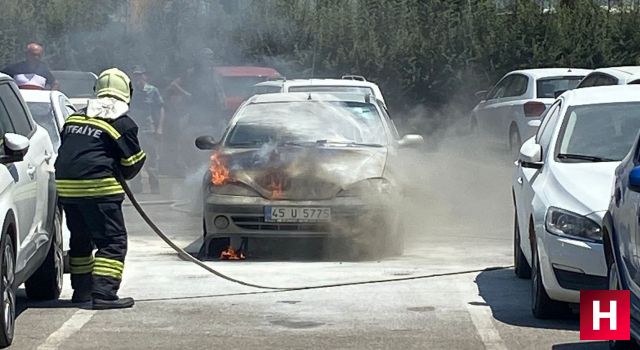 Manisa’da park halindeki otomobil yandı