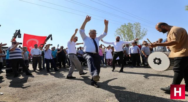 Yüzde 78 zam alan işçiler Çerçi'yi davullu zurnalı karşıladı