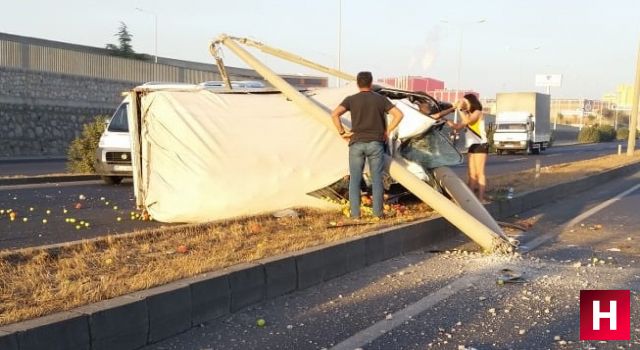 Manisa'da aracın içinde sıkışan sürücünün yardımına vatandaşlar koştu