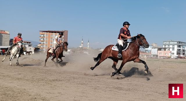 Turgutlu'da 'Rahvan At Yarışları' nefes kesti