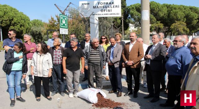 Manisa’da isyan eden üretici TMO’nun önüne üzümü döktü