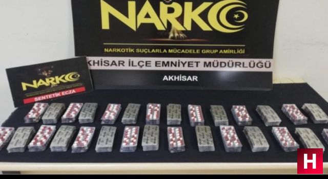 Polisi görünce uyuşturucu dolu poşeti arabanın camından attı