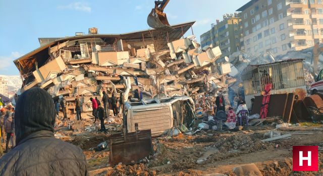 Manisa'dan giden ekipler enkazdan 1'i çocuk 3 kişiyi sağ olarak çıkardı