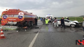 Tankere çarpan otomobil bariyerlere saplandı