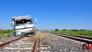 Lastiği patlayan kamyon tren raylarına girdi