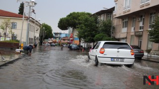 Sağanak yağış ilçe sokaklarını bu hale getirdi