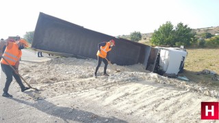 Kaya parçaları yüklü tır yan yattı sürücü yaralı