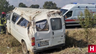 Kontrolden çıkan minibüs taklalar atarak durdu