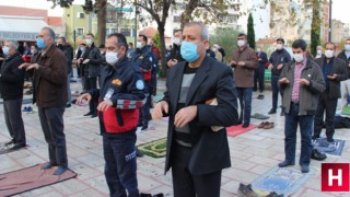 Manisa'da binlerce vatandaş yağmur duasına çıktı